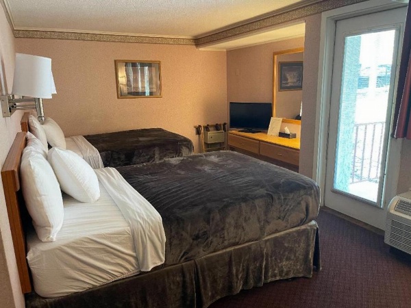 Zoders Inn and Suites image 36